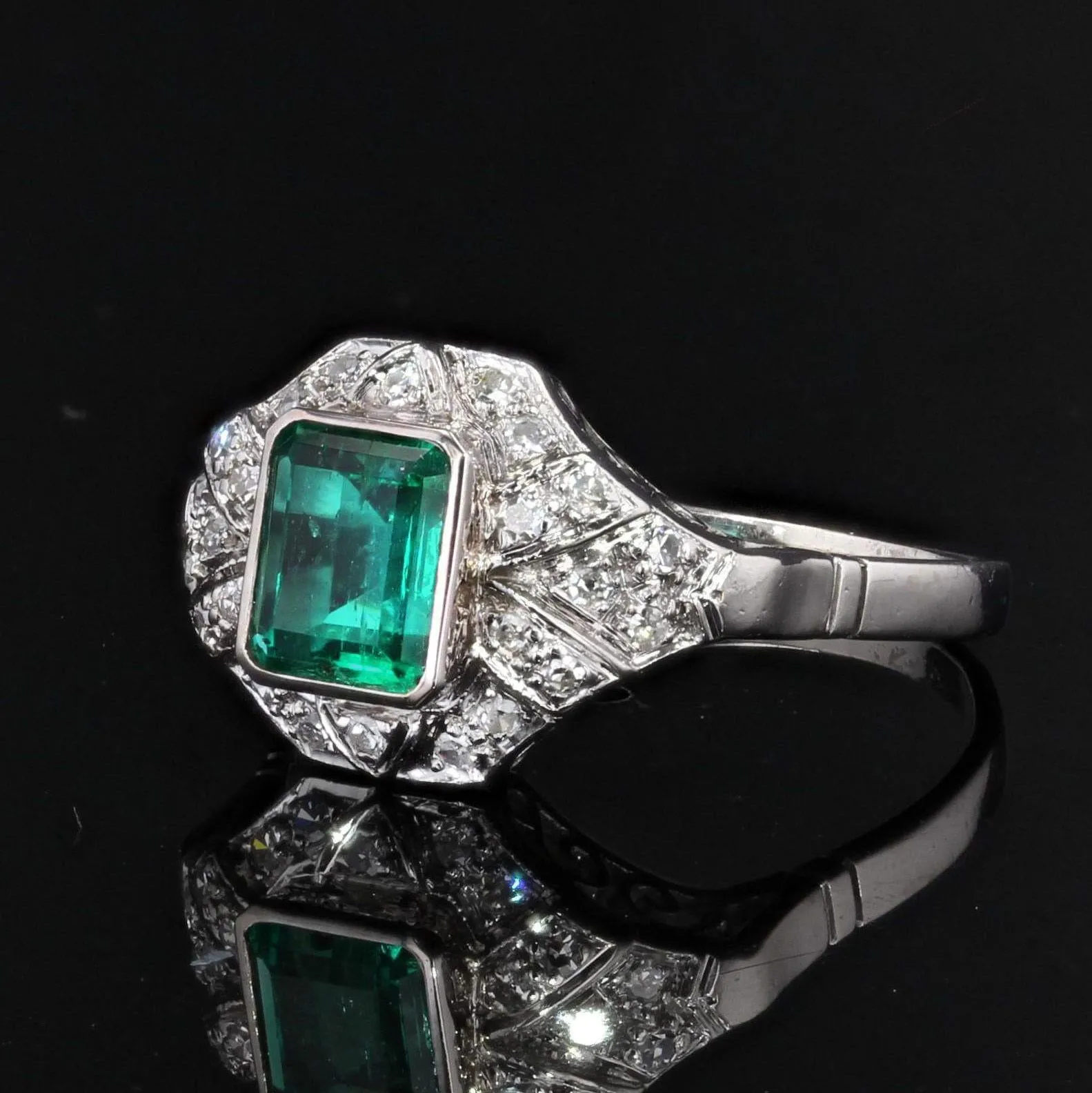 1950s Art Deco Style Emerald Diamonds 18 Karat White Gold Ring