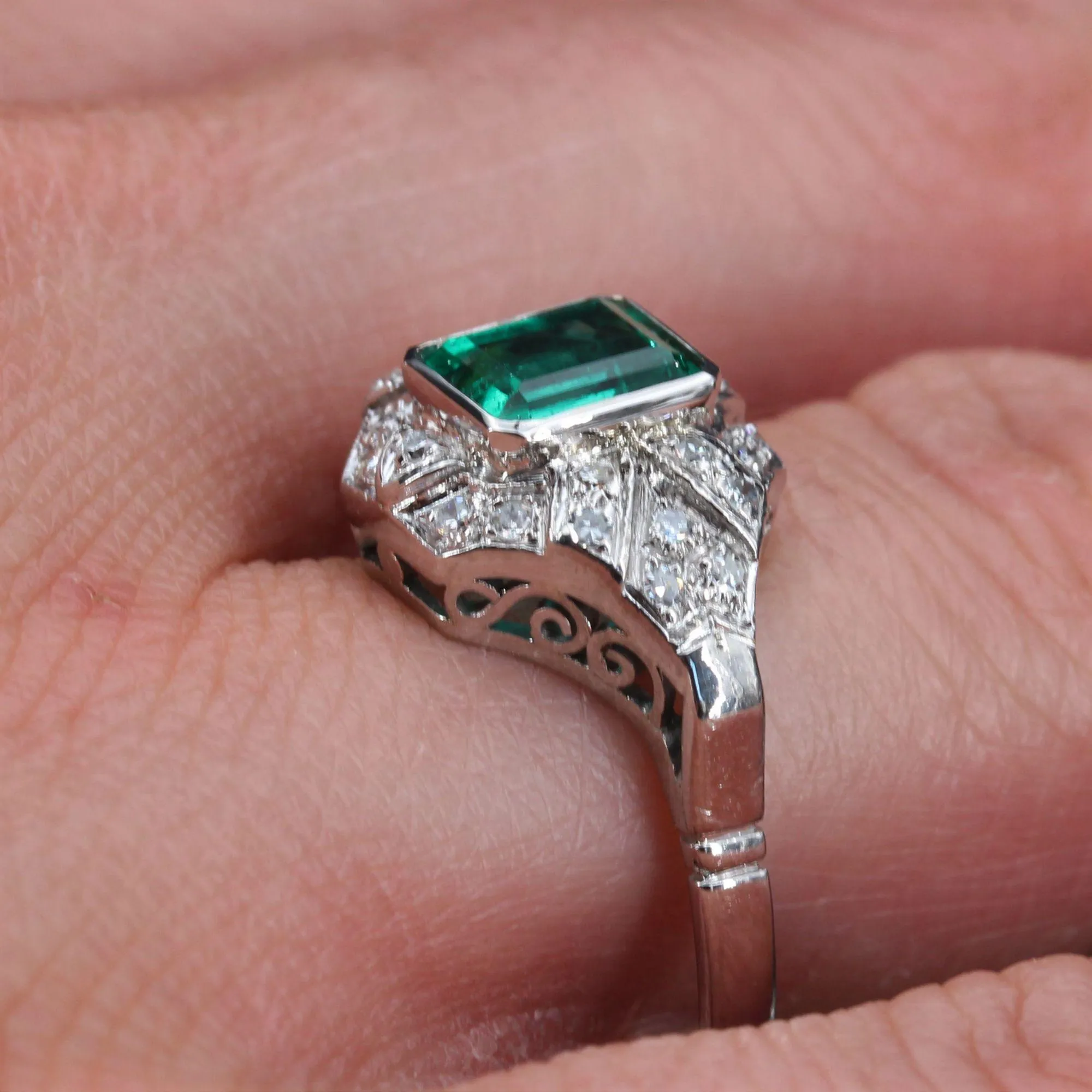 1950s Art Deco Style Emerald Diamonds 18 Karat White Gold Ring