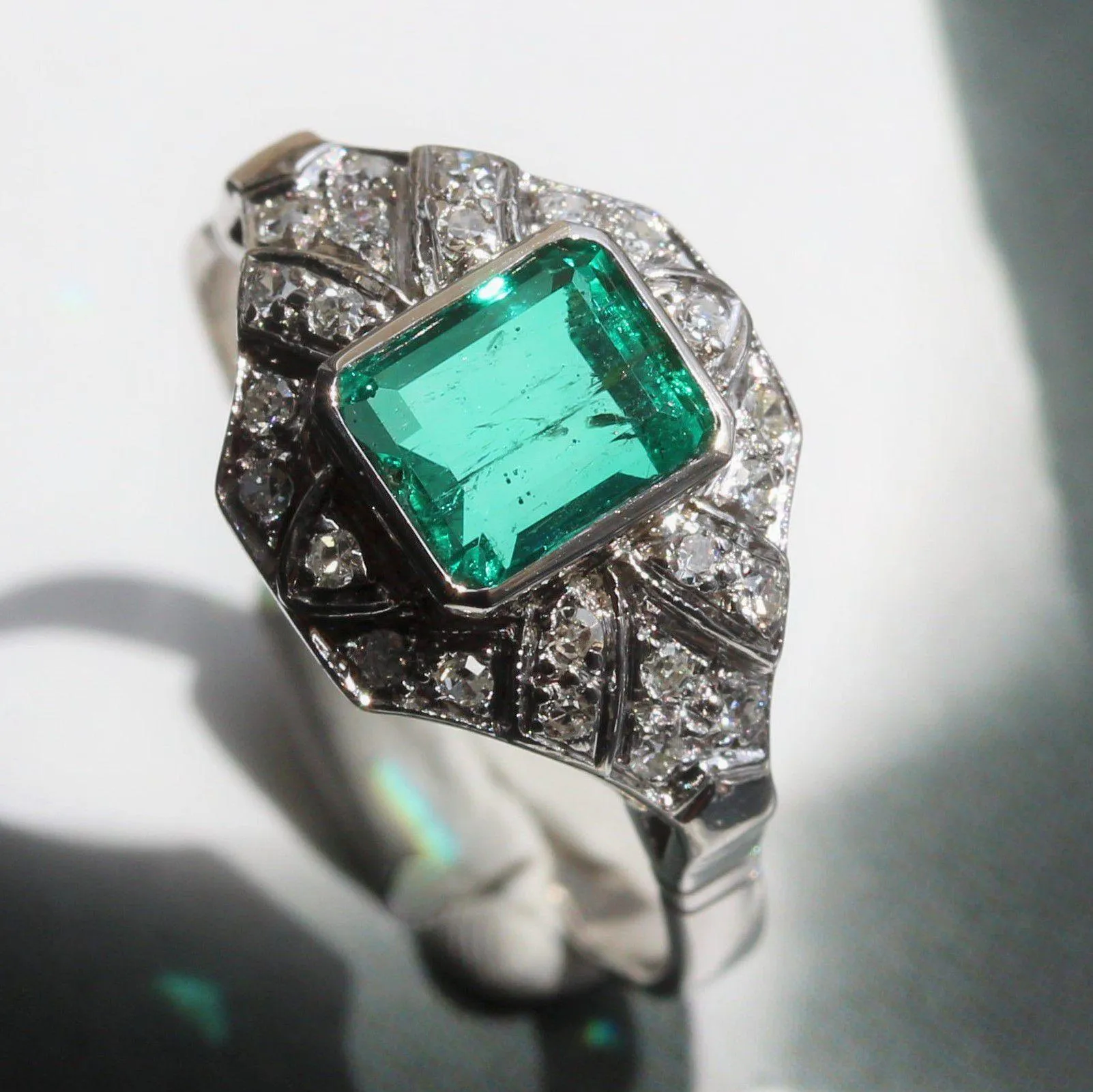 1950s Art Deco Style Emerald Diamonds 18 Karat White Gold Ring