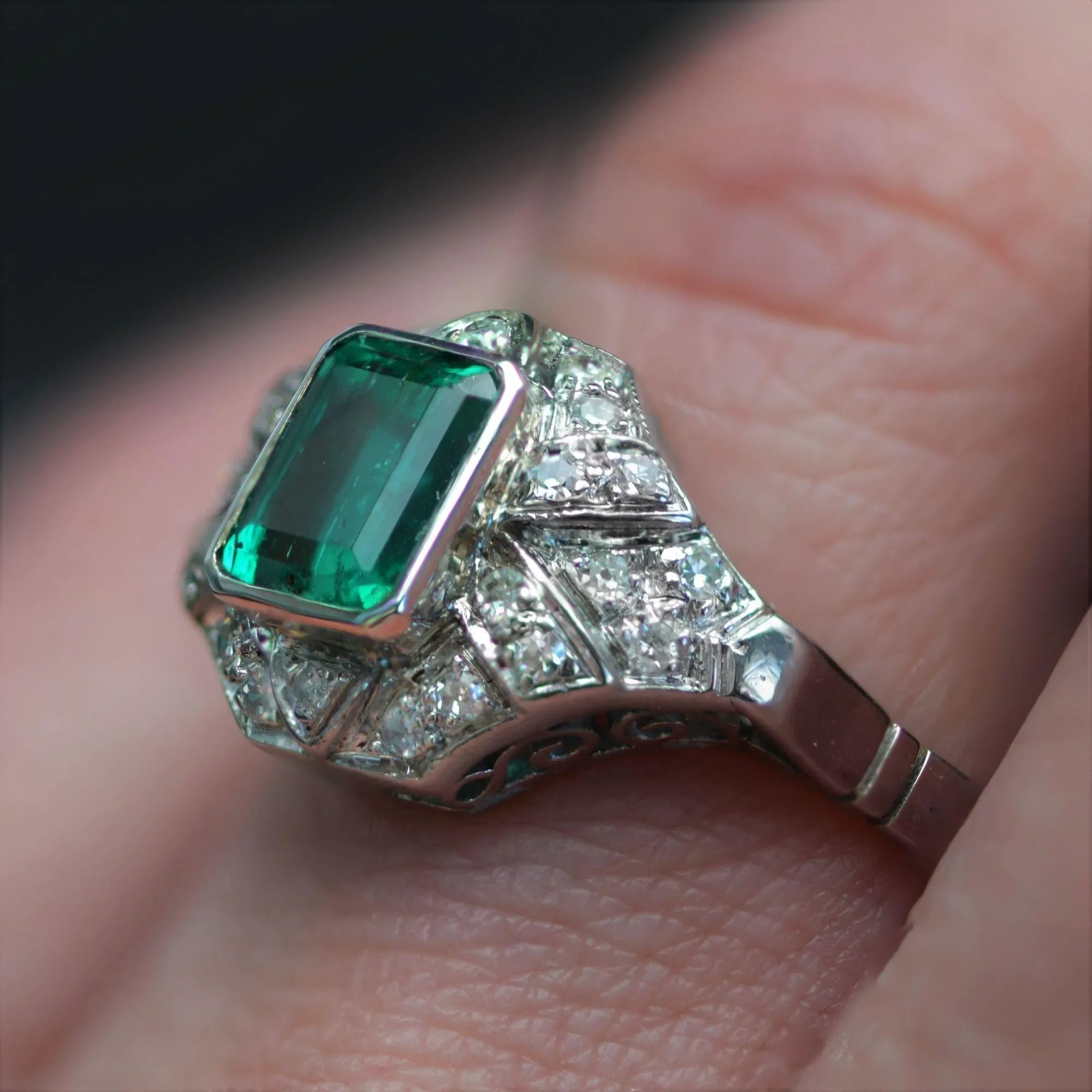 1950s Art Deco Style Emerald Diamonds 18 Karat White Gold Ring