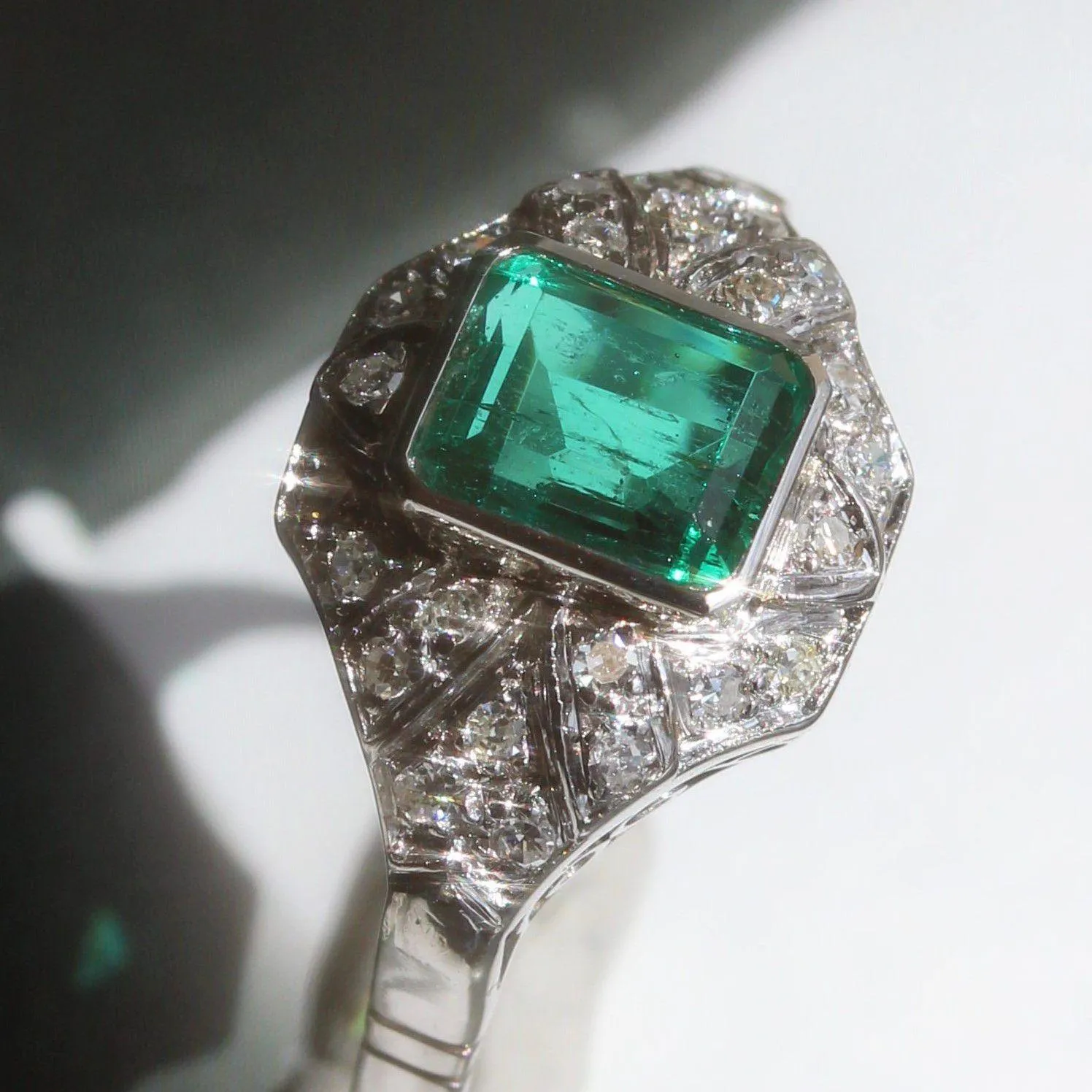 1950s Art Deco Style Emerald Diamonds 18 Karat White Gold Ring