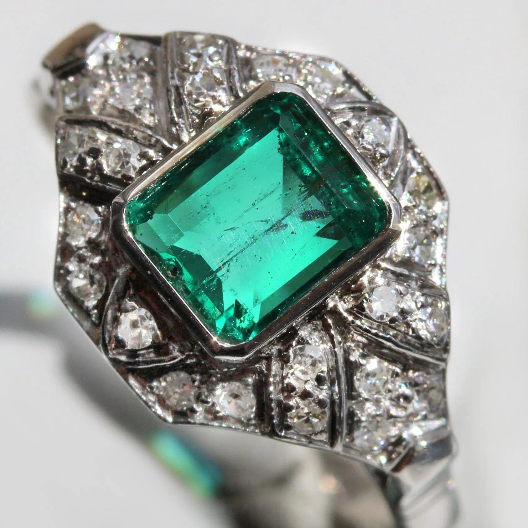 1950s Art Deco Style Emerald Diamonds 18 Karat White Gold Ring