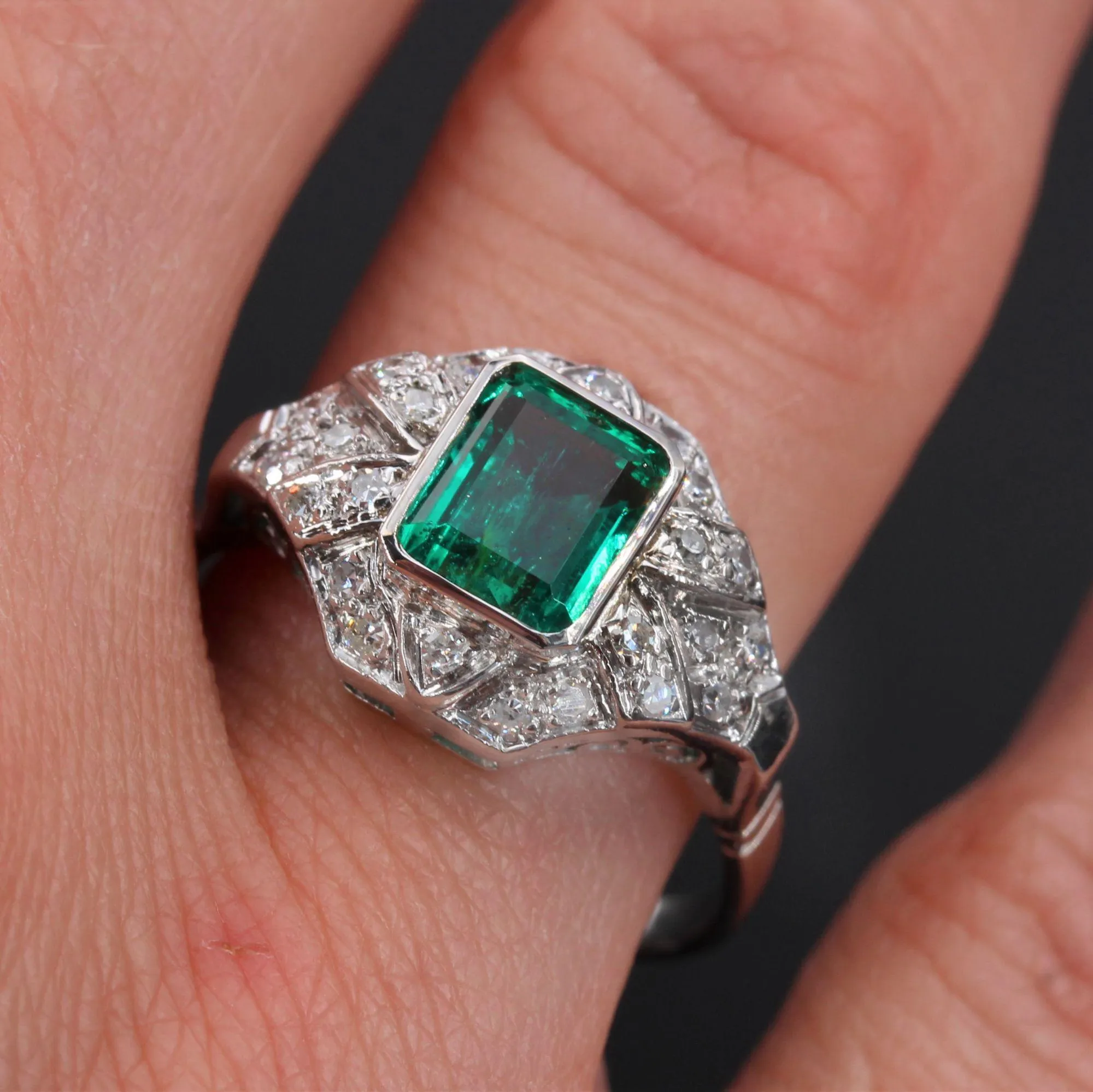 1950s Art Deco Style Emerald Diamonds 18 Karat White Gold Ring