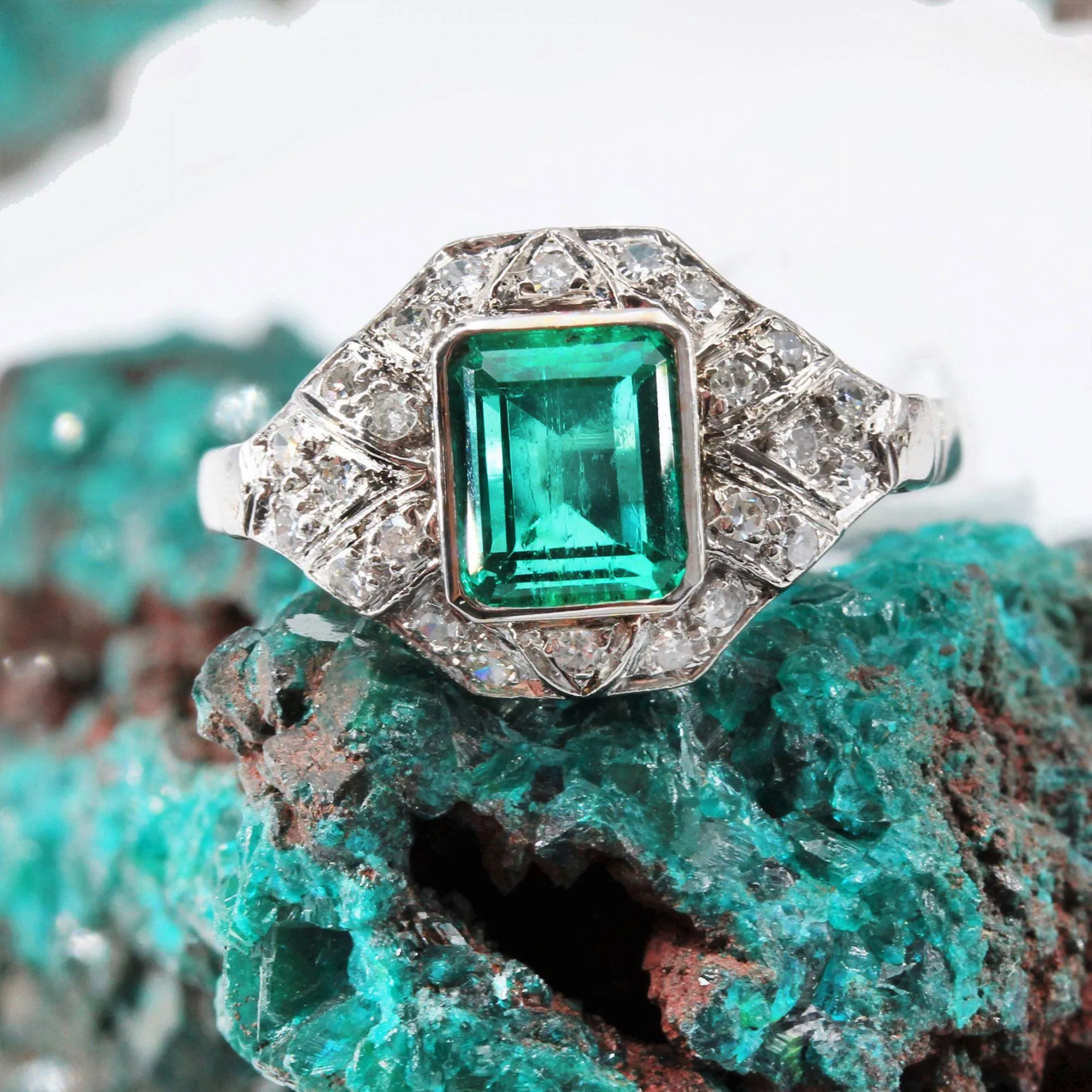 1950s Art Deco Style Emerald Diamonds 18 Karat White Gold Ring