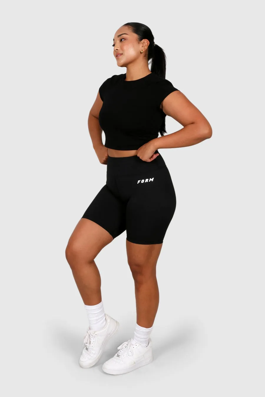 FORM BASE SHORT BLACK