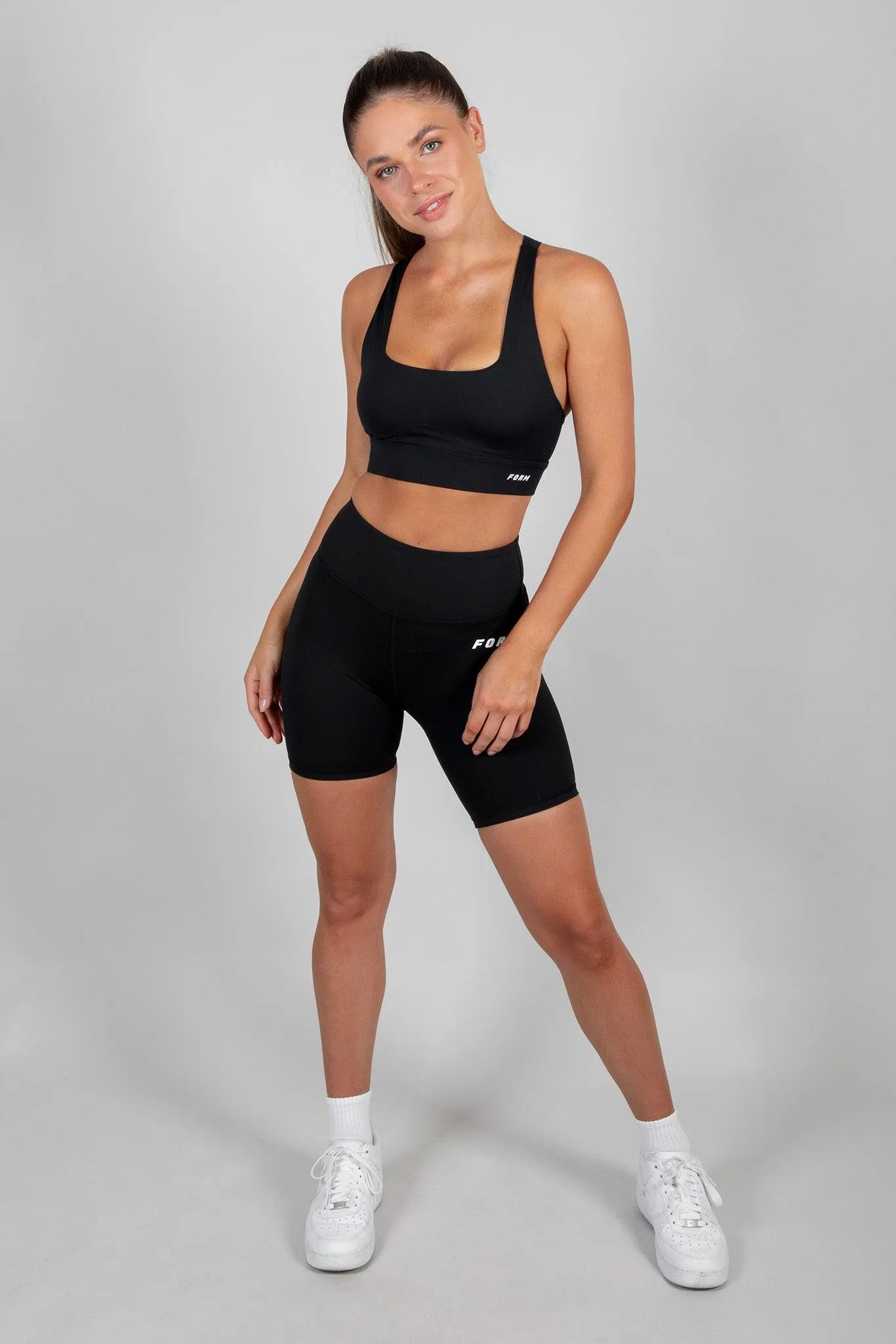 FORM BASE SHORT BLACK